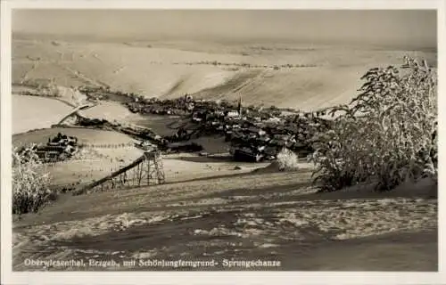 Ak Oberwiesenthal im Erzgebirge, Ortspanorama, Schönjungferngrund, Sprungschanze, Winter