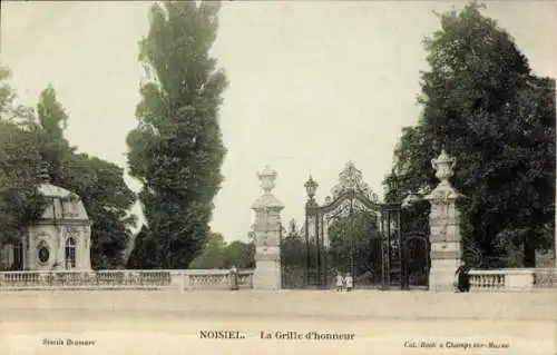 Ak Noisiel Seine-et-Marne, La Grille d'honneur