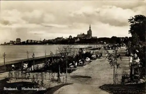 Ak Stralsund, am Hindenburg Ufer, Kirche, Passanten