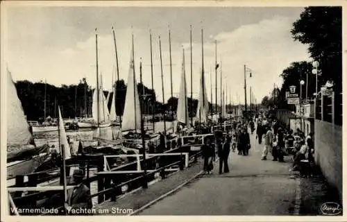 Ak Warnemünde Rostock in Mecklenburg, Yachten am Strom, Passanten