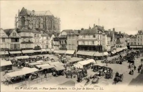 Ak Beauvais Oise, Place Jeanne Hachette, un jour de Marche