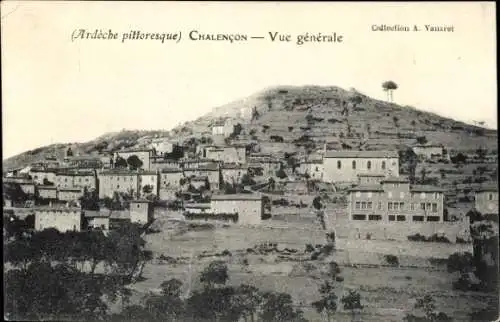 Ak Chalencon Ardèche, Gesamtansicht, Berg