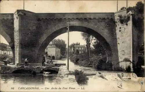 Ak Carcassonne Aude, une Arche du Pont Vieux