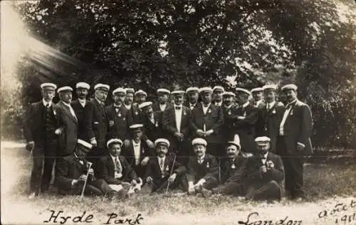 Foto Ak London City England, Hyde Park, Gruppenbild