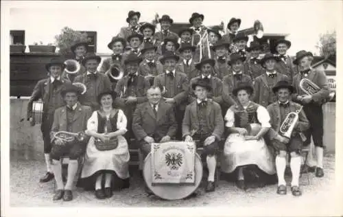 Foto Ak Galtür in Tirol, Gruppenbild, Musikkapelle, Trachten