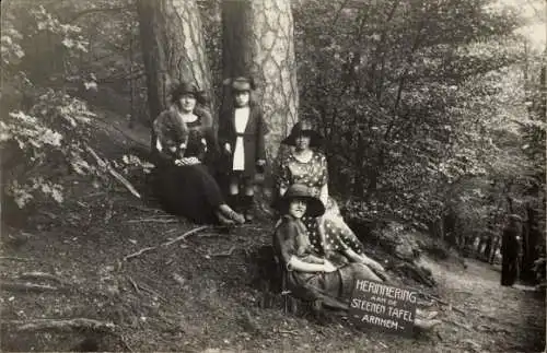 Foto Ak Arnhem Gelderland Niederlande, De Steenen Tafel, Frauen, Mädchen