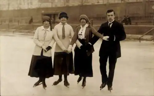 Foto Ak Frauen und Mann beim Eislaufen, Jahr 1917