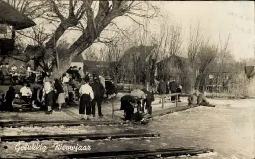 Ak Glückwunsch Neujahr, Häuser, Einwohner, Schnee, Winter