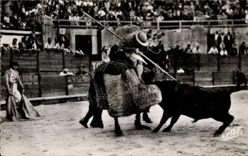 Ak Stierkampf-Arena, Picador en action