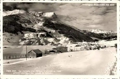 Ak Reschen Resia Südtirol, Gesamtansicht, Winter, Sport-Hotel