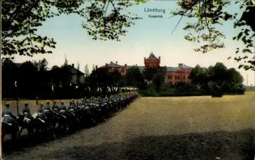 Ak Lüneburg in Niedersachsen, Kaserne, Soldaten zu Pferde