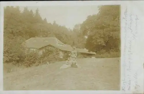 Foto Ak Boltenmühle Gühlen Glienicke Neuruppin in Brandenburg, Frauen auf einer Wiese