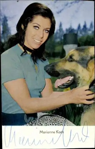 Ak Schauspielerin Marianne Koch, Seitenportrait, Autogramm, mit Schäferhund