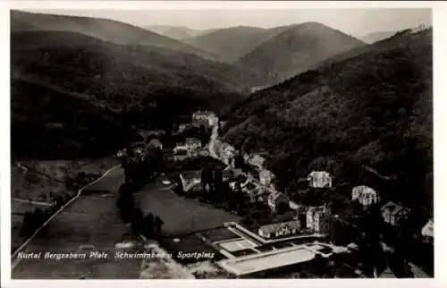 Ak Bad Bergzabern an der Weinstraße Pfalz, Fliegeraufnahme, Schwimmbad, Sportplatz