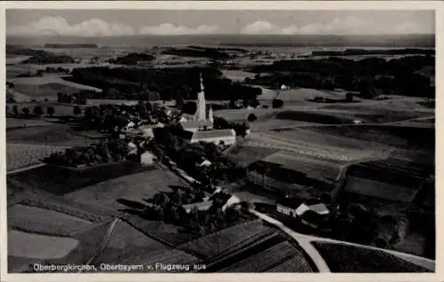 Ak Oberbergkirchen Oberbayern, Fliegeraufnahme von Ort und Umgebung, Kirche, Felder