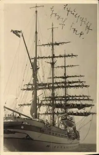 Foto Ak Segelschiff, Segelschulschiff Gorch Fock, Fahne