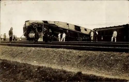 Foto Ak Eisenbahn-Unglück, entgleiste und umgestürzte Waggons, Soldaten