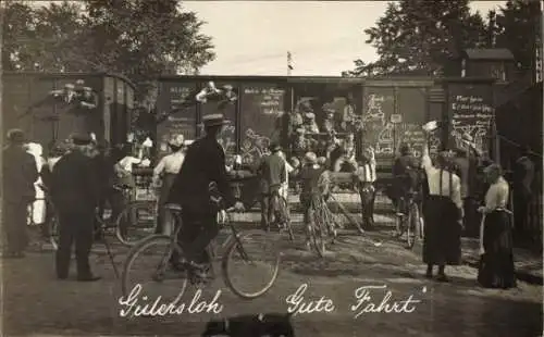 Foto Ak Gütersloh, Gute Fahrt, Soldaten im Zug an die Front, Menschen winken an Bahnübergang