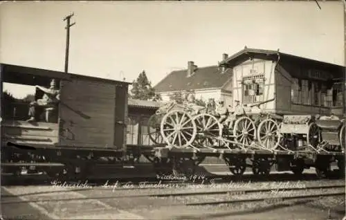 Foto Ak Gütersloh, Bahnhof, Zug auf der Durchfahrt an die Front nach Frankreich 1914