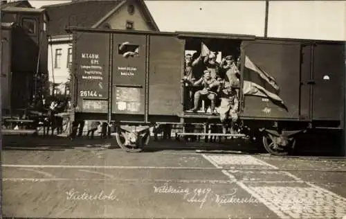 Foto Ak Gütersloh, Bahnhof, Soldaten im Zug an die Front 1914, Kriegsausmarsch 1. WK