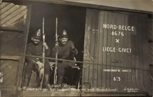 Foto Ak Gütersloh, in Belgien erbeutete Zügen bringen Kriegsgefangene nach Deutschland, 1. WK