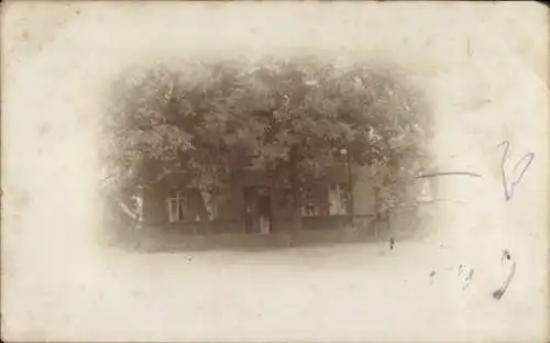 Foto Ak Wiesbaden in Hessen, Wohnhaus, Ansicht von der Straße, Bäume