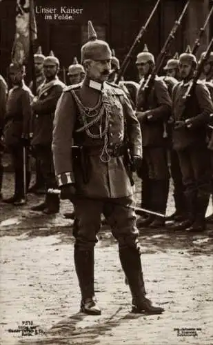 Ak Deutscher Kaiser Wilhelm II. im Felde, Porträt in Uniform, Soldaten