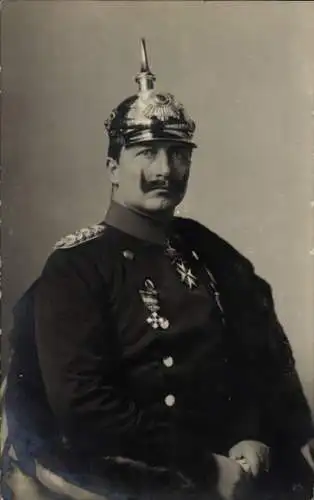 Ak Kaiser Wilhelm II., Sitzportrait in Uniform, Pickelhaube