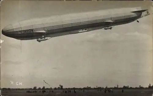 Foto Ak Zeppelin-Luftschiff LZ 17 Sachsen, Flugfeld, Baden Oos