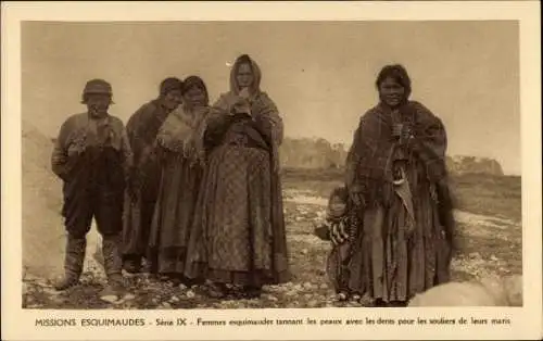 Ak Eskimo Missions, Eskimofrauen, die Felle braun