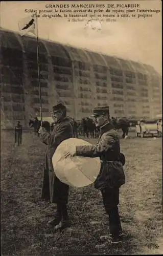 Ak Grandes Manöver der Picardie, Soldat mit Wimpel