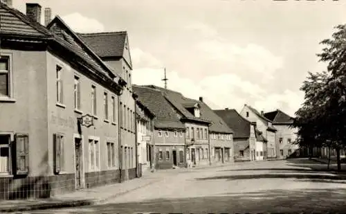 Ak Pegau Sachsen, Clara Zetkin Platz mit Gasthaus zur Schorfen Ecke