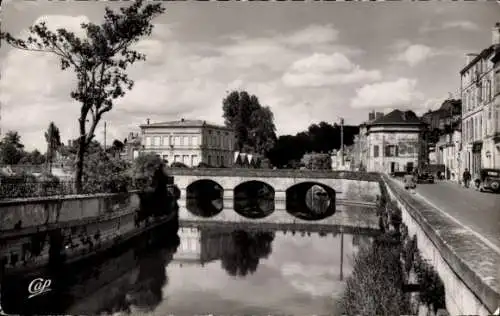 Ak Niort Deux Sèvres, La Sevre vers le vieux Pont de pierre