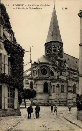 Ak Poissy Yvelines, La Fleche d'ardoise et l'Abside de Notre-Dame