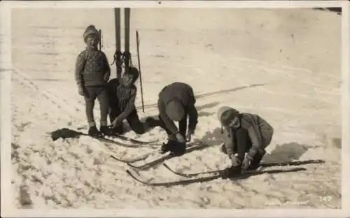 Ak Wintersport, Jungen vor der Skifahrt, Ski, Schnee