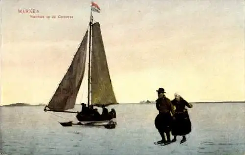 Ak Marken Nordholland Niederlande, Paar beim Eislaufen, Segelboot