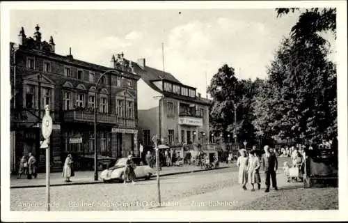 Ak Angermünde in der Uckermark, Berliner Straße mit HO Gaststätte Zum Bahnhof, Auto