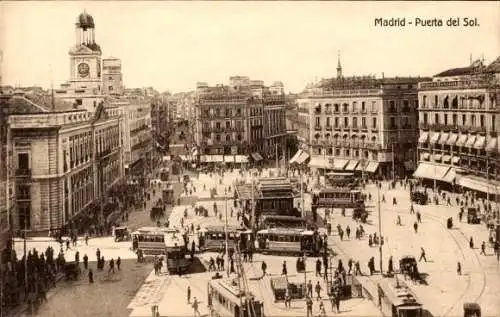 Ak Madrid Spanien, Blick zur Puerta del Sol, Straßenbahnen, Glockenturm