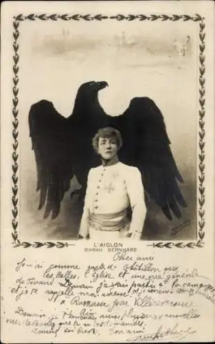 Ak Schauspielerin Sarah Bernhard, Portrait in Uniform, Vogel