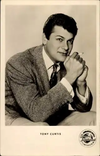 Ak Schauspieler Tony Curtis, Portrait mit Zigarette