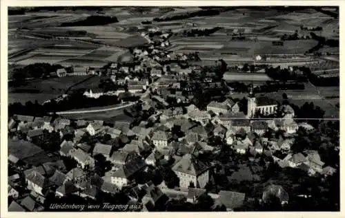 Ak Weidenberg Kreis Bayreuth in Oberfranken, Totalansicht der Ortschaft, Kirche, Fliegeraufnahme