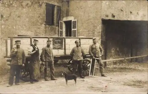 Foto Ak Deutsche Soldaten in Uniformen, Soldatenleben, Schmied, Hammer, Hund, I. WK