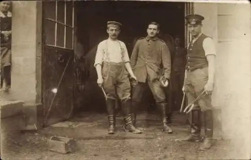 Foto Ak Deutsche Soldaten in Uniformen, Schmied, Hufeisen, I. WK