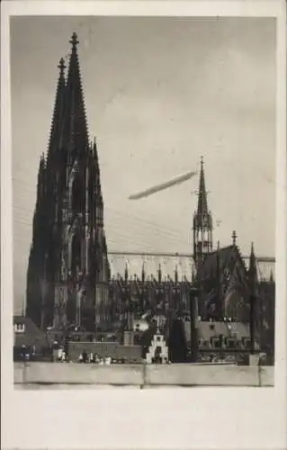 Foto Ak Köln am Rhein, Zeppelin, Kölner Dom, Luftschiff