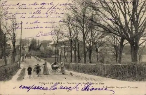 Ak Verneuil sur Seine Yvelines, Descente du chemin de la Gare