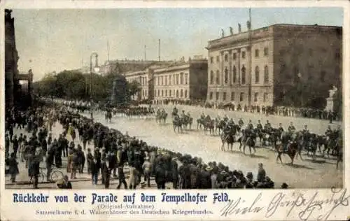 Ak Berlin Mitte, Rückkehr von der Parade auf dem Tempelhofer Feld, Deutscher Kriegerbund