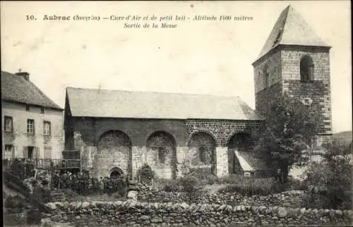 Ak Aubrac Aveyron, Messbesucher verlassen die Kirche