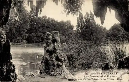 Ak Paris XII Bois de Vincennes, Lac Daumesnil, Rochers vus de l'interieur de la Grotte