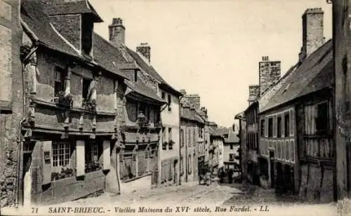 Ak Saint Brieuc Côtes d'Armor, rue Fardel, Alte Häuser aus dem 16. Jahrhundert