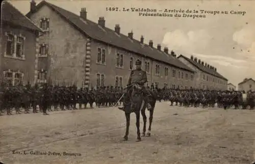 Ak Le Valdahon Doubs, Arrivee de la Troupe au Camp, Presentation du Drapeau